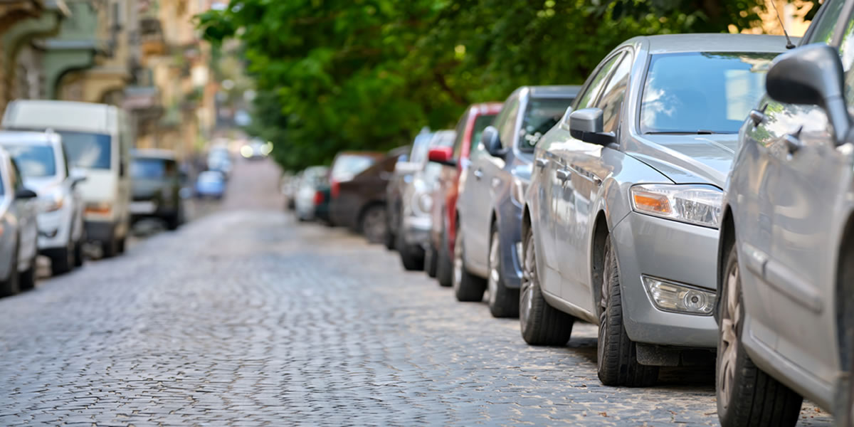 automobili-parkirani-na-ulici